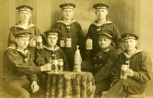 Marinai della Marina Imperiale Tedesca della Prima Guerra Mondiale che bevono birra, c.1914